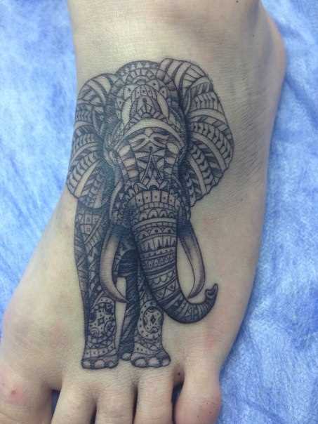 A tatuagem no pé da menina - elefante