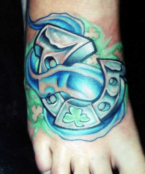 A tatuagem no pé da menina - ferradura