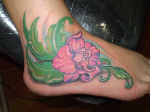 A tatuagem no pé da menina - flor