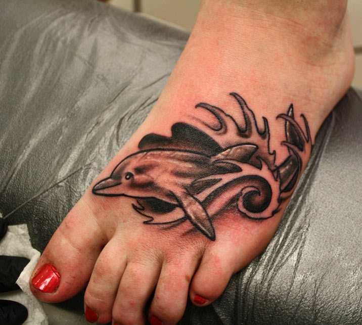 A tatuagem no pé da menina - golfinho