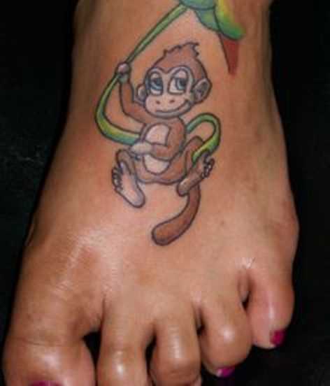 A tatuagem no pé da menina - macaco