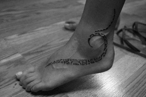 A tatuagem no pé da menina - padrões de estilo tribal
