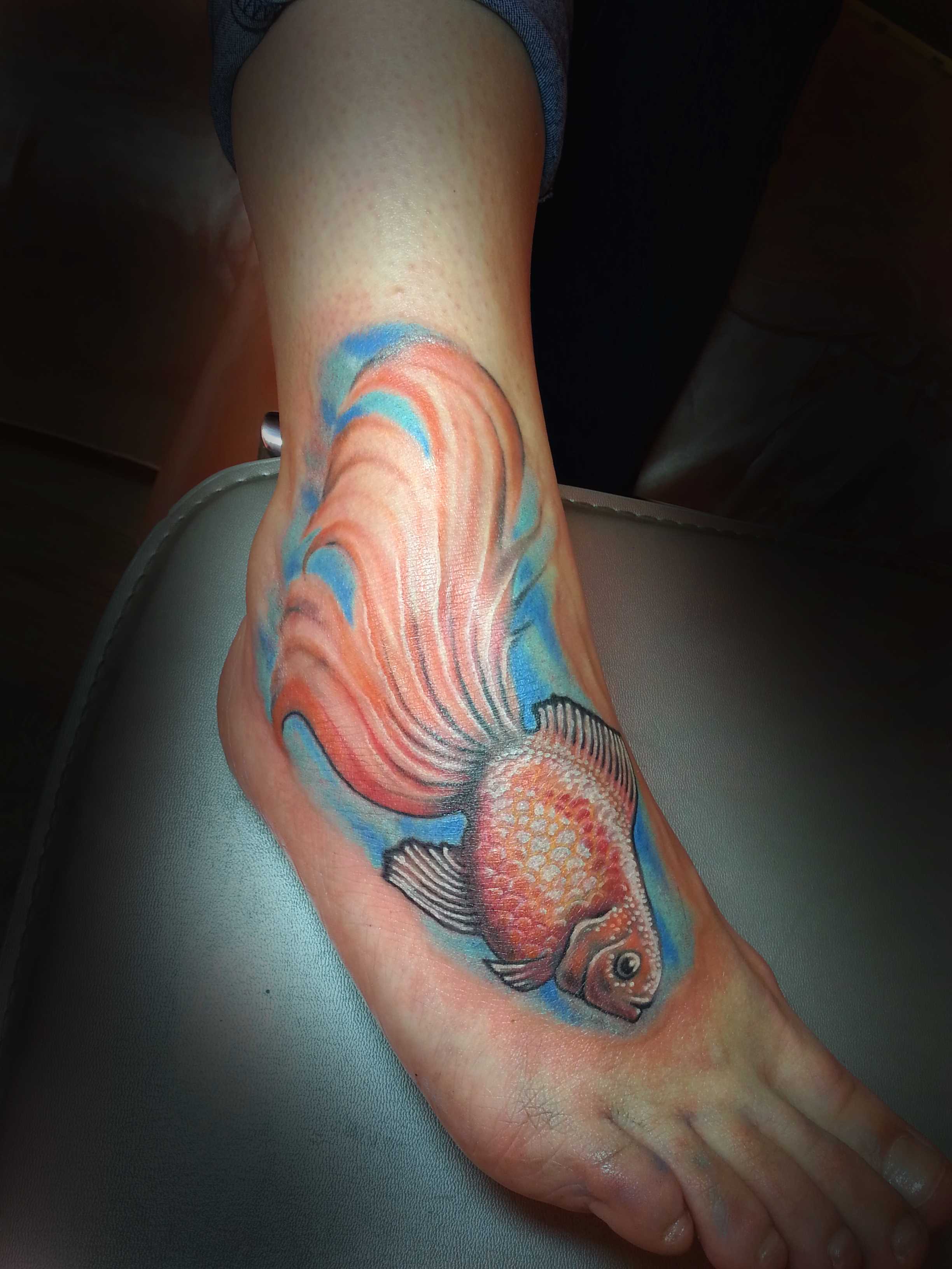 A tatuagem no pé da menina - peixinho