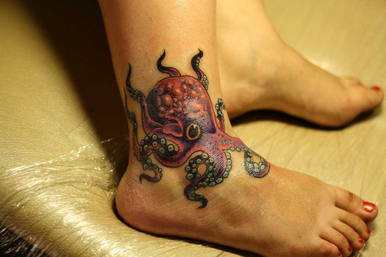 A tatuagem no pé da menina - polvo