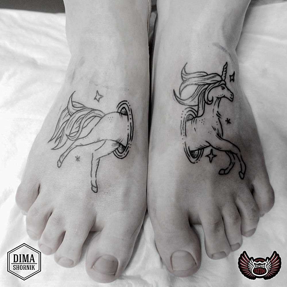 A tatuagem no pé da menina - que é um unicórnio