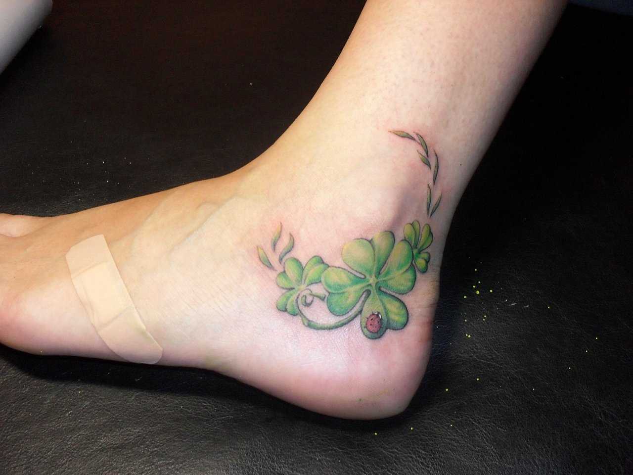 A tatuagem no pé da menina - trevo e joaninha