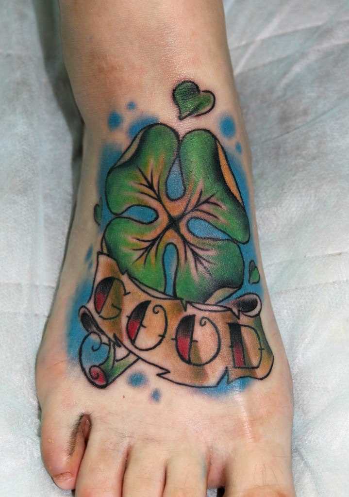 A tatuagem no pé da menina - trevo