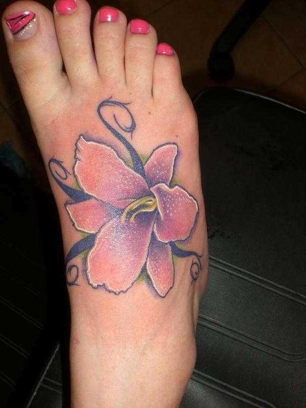 A tatuagem no pé de uma menina em forma de lírio