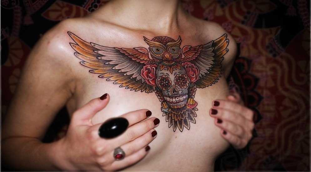 A tatuagem no peito da menina - a coruja e o crânio
