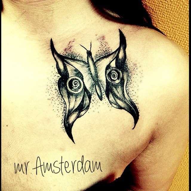 A tatuagem no peito da menina - borboleta
