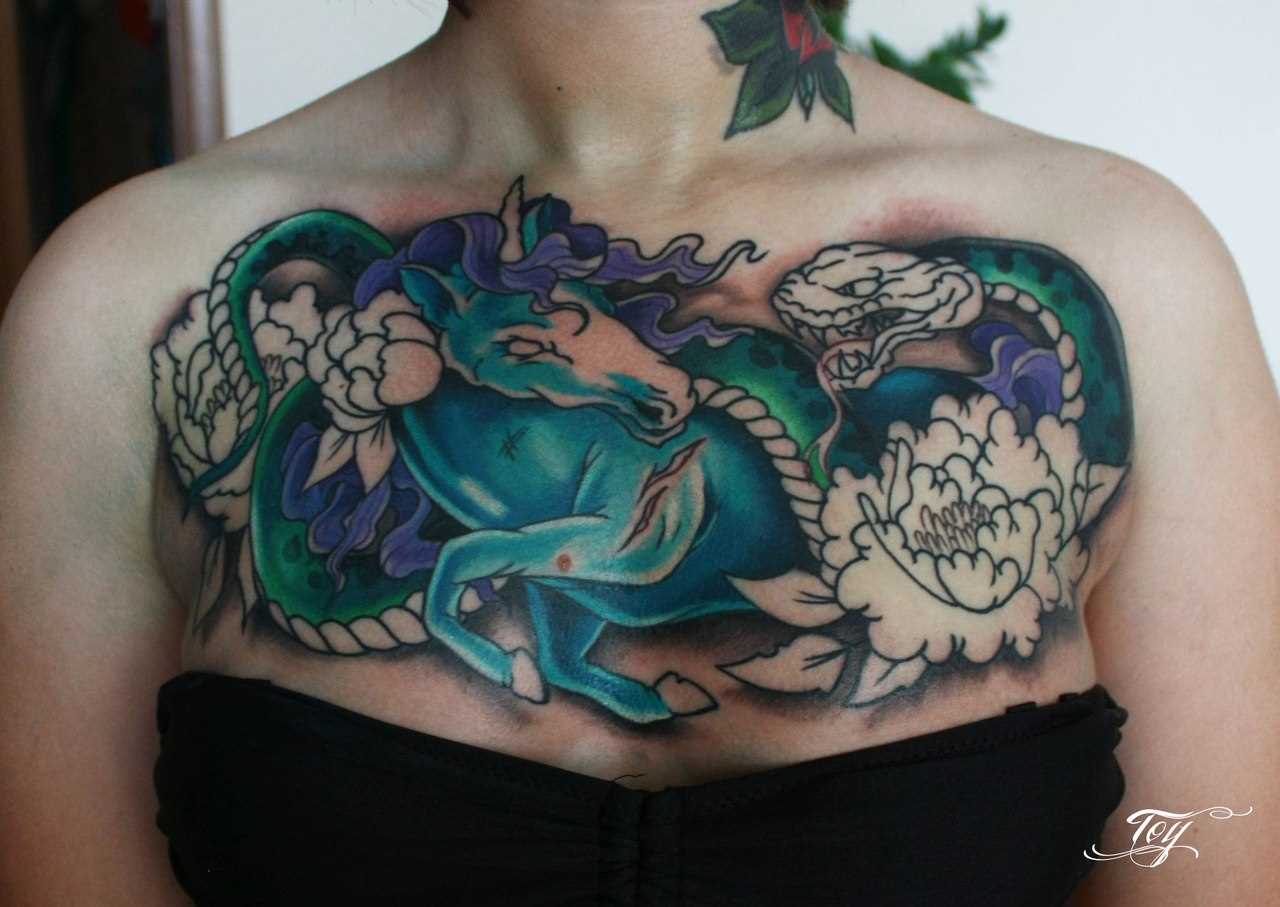A tatuagem no peito da menina - cavalo e cobra