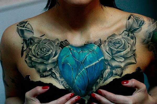 A tatuagem no peito da menina, coração e rosas
