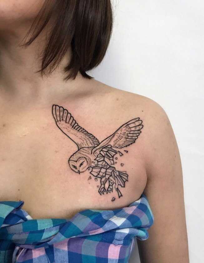 A tatuagem no peito da menina - coruja