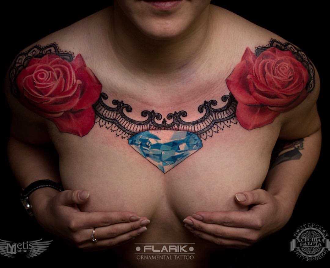A tatuagem no peito da menina diamante e rosas
