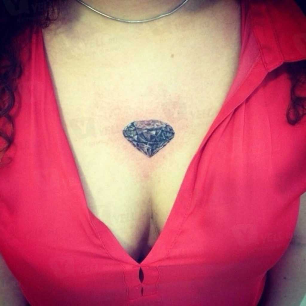 A tatuagem no peito da menina - diamante