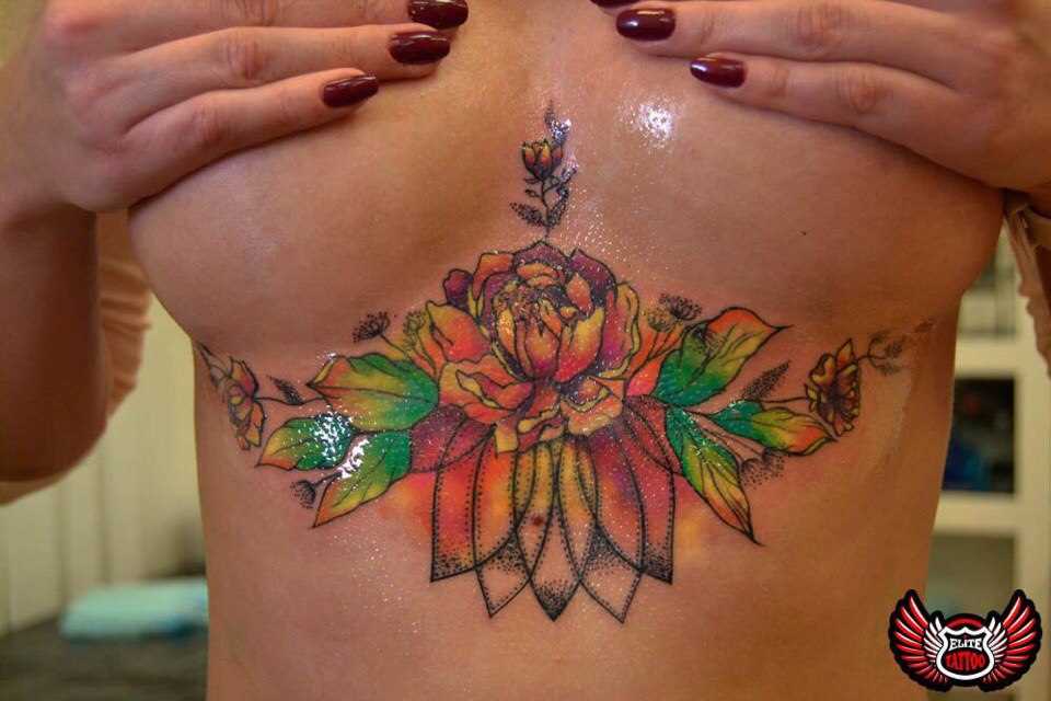 A tatuagem no peito da menina - flor