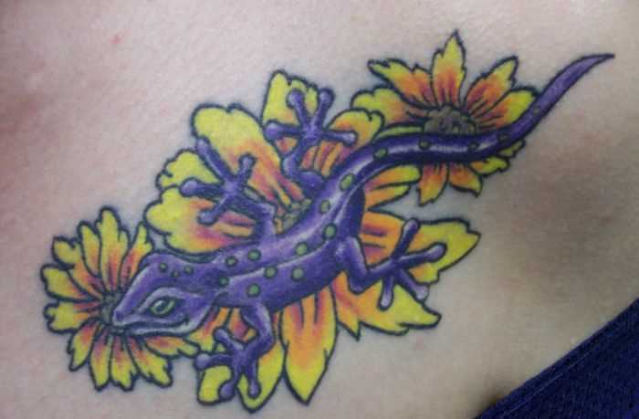 A tatuagem no peito da menina - lagarto e flores