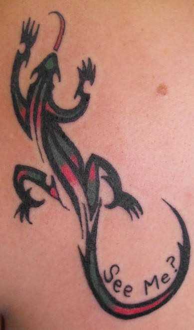 A tatuagem no peito da menina - lagarto e inscrição