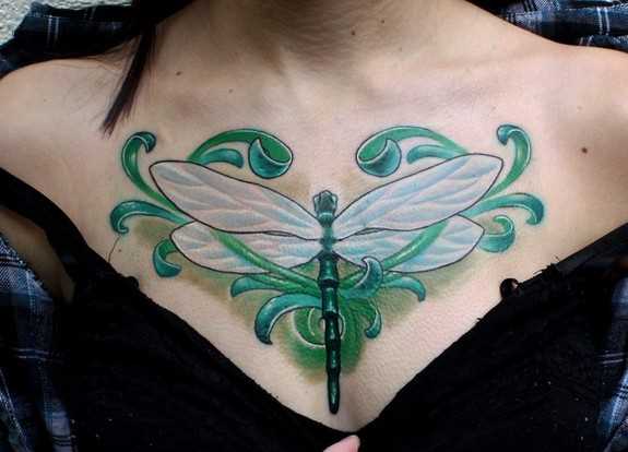 A tatuagem no peito da menina - libélula
