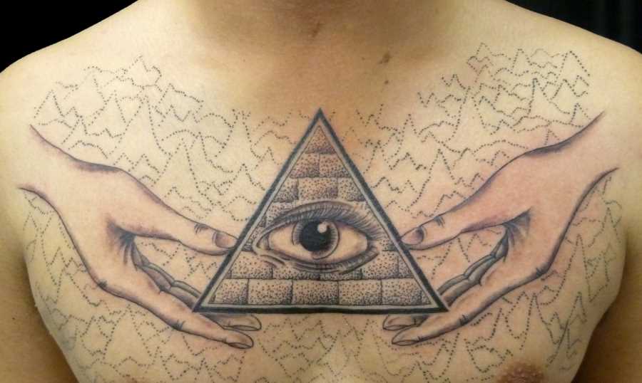 A tatuagem no peito de um cara - a pirâmide com o olho em mãos