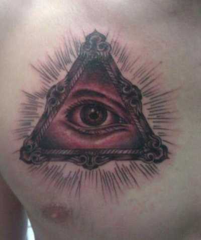 A tatuagem no peito de um cara - a pirâmide com o olho