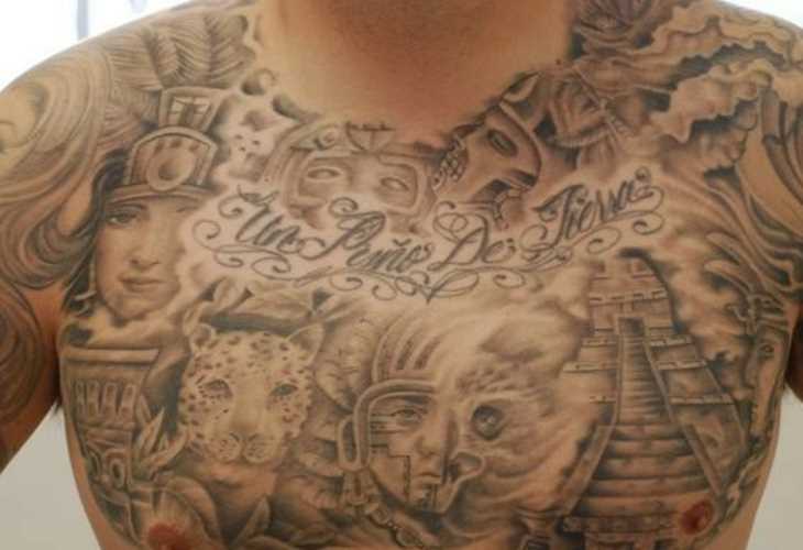 A tatuagem no peito de um cara - a pirâmide