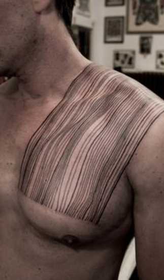A tatuagem no peito de um cara - código de barras