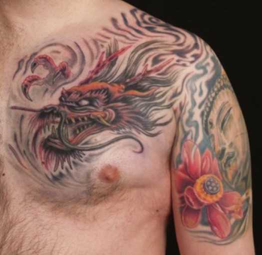 A tatuagem no peito de um cara - de- dragão