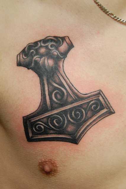 A tatuagem no peito de um cara - de-martelo
