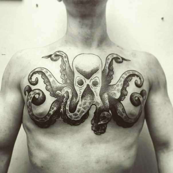 A tatuagem no peito de um cara - de- polvo