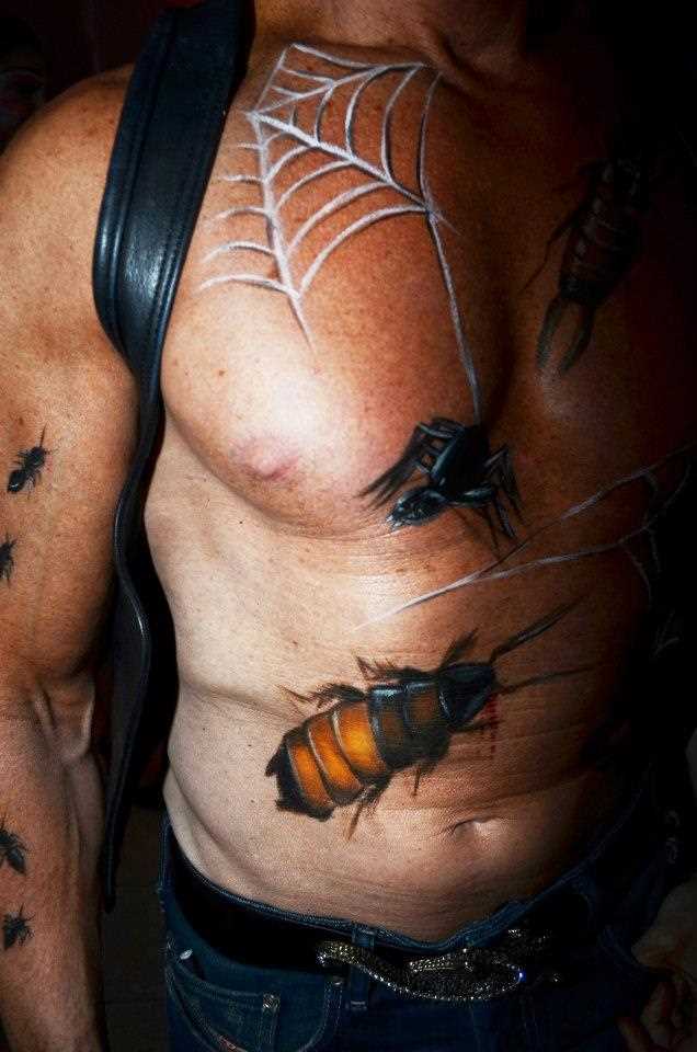 A tatuagem no peito de um cara - de- teia de aranha