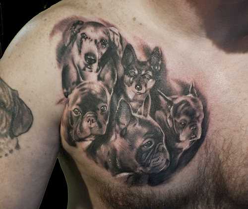 A tatuagem no peito de um cara em forma de cães