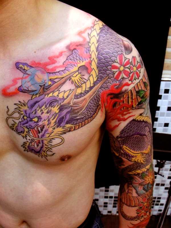 A tatuagem no peito de um cara em forma de dragão