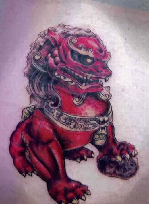 A tatuagem no peito de um cara em forma de figuras de cão
