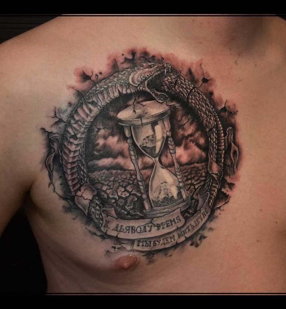 A tatuagem no peito do cara - a ampulheta e a cobra