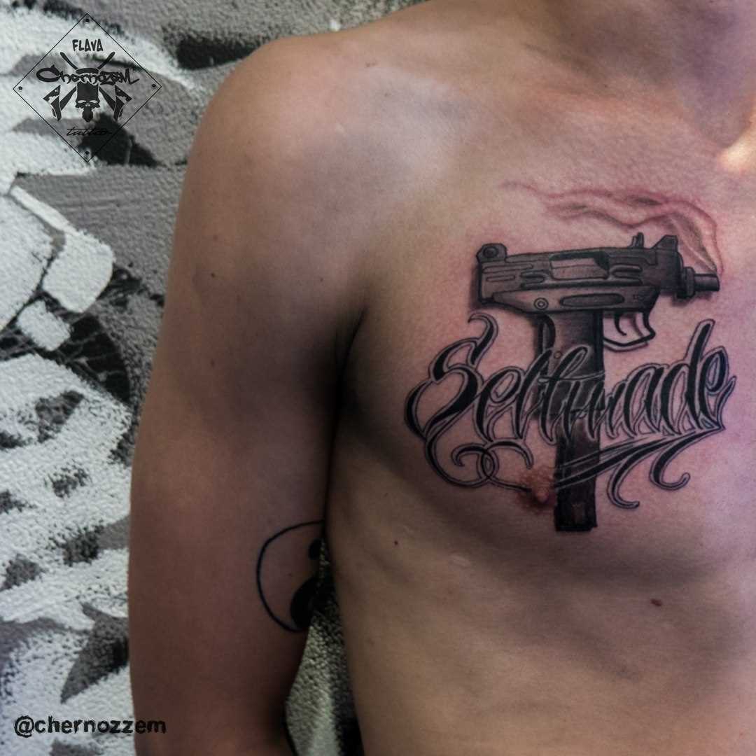 A tatuagem no peito do cara - a arma