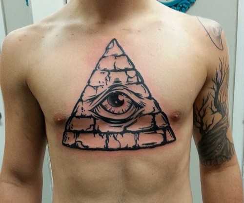 A tatuagem no peito do cara - a pirâmide com o olho