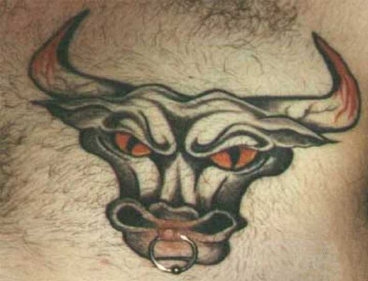 A tatuagem no peito do cara - cabeça de touro