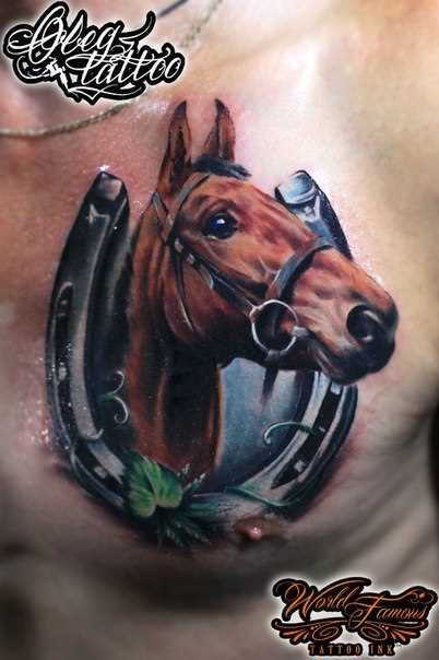 A tatuagem no peito do cara - de- cavalo