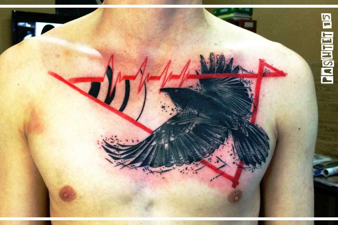 A tatuagem no peito do cara - de- corvo no estilo thrash polka