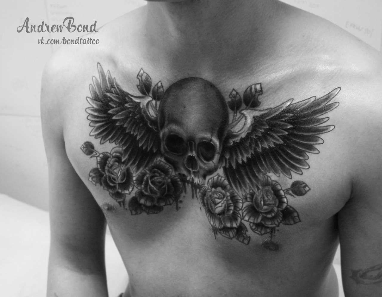 A tatuagem no peito do cara de crânio e rosas