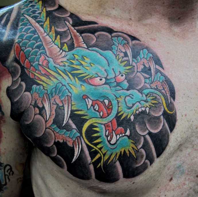 A tatuagem no peito do cara - de- dragão