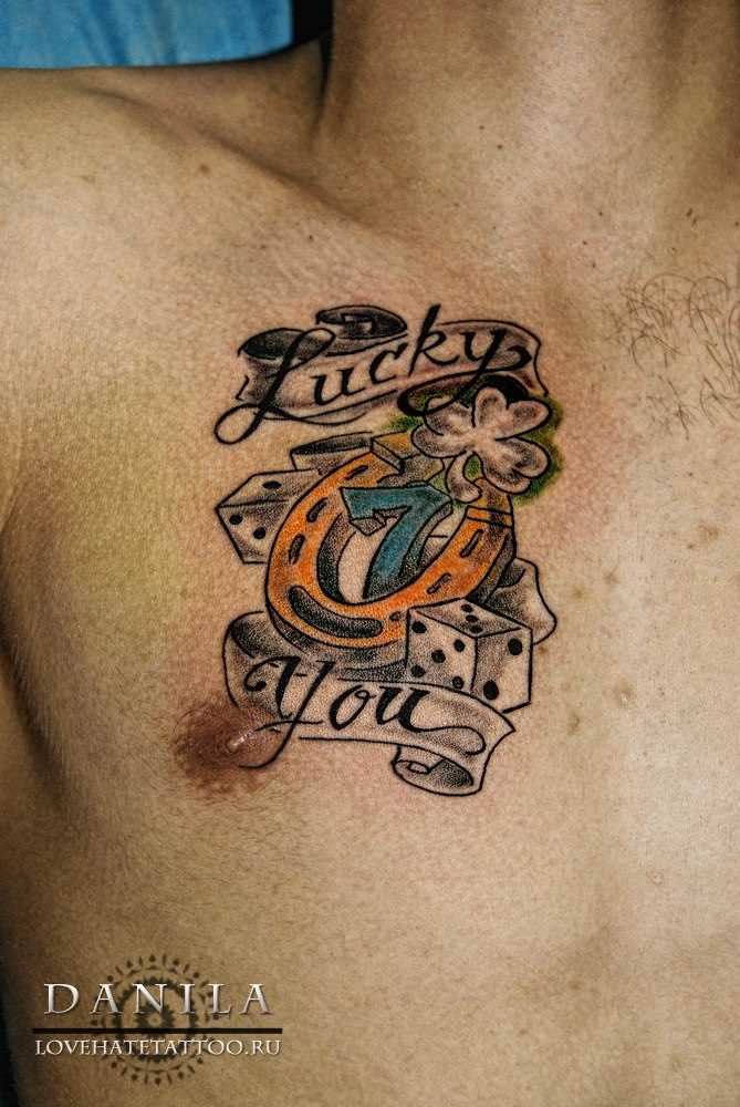 A tatuagem no peito do cara - de- ferradura e a legenda em inglês