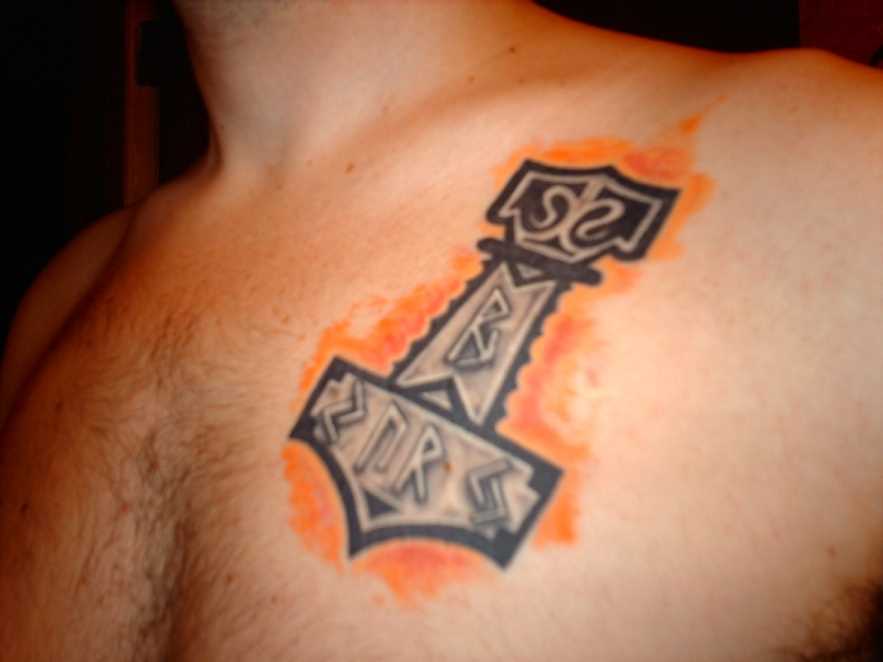 A tatuagem no peito do cara - de-martelo