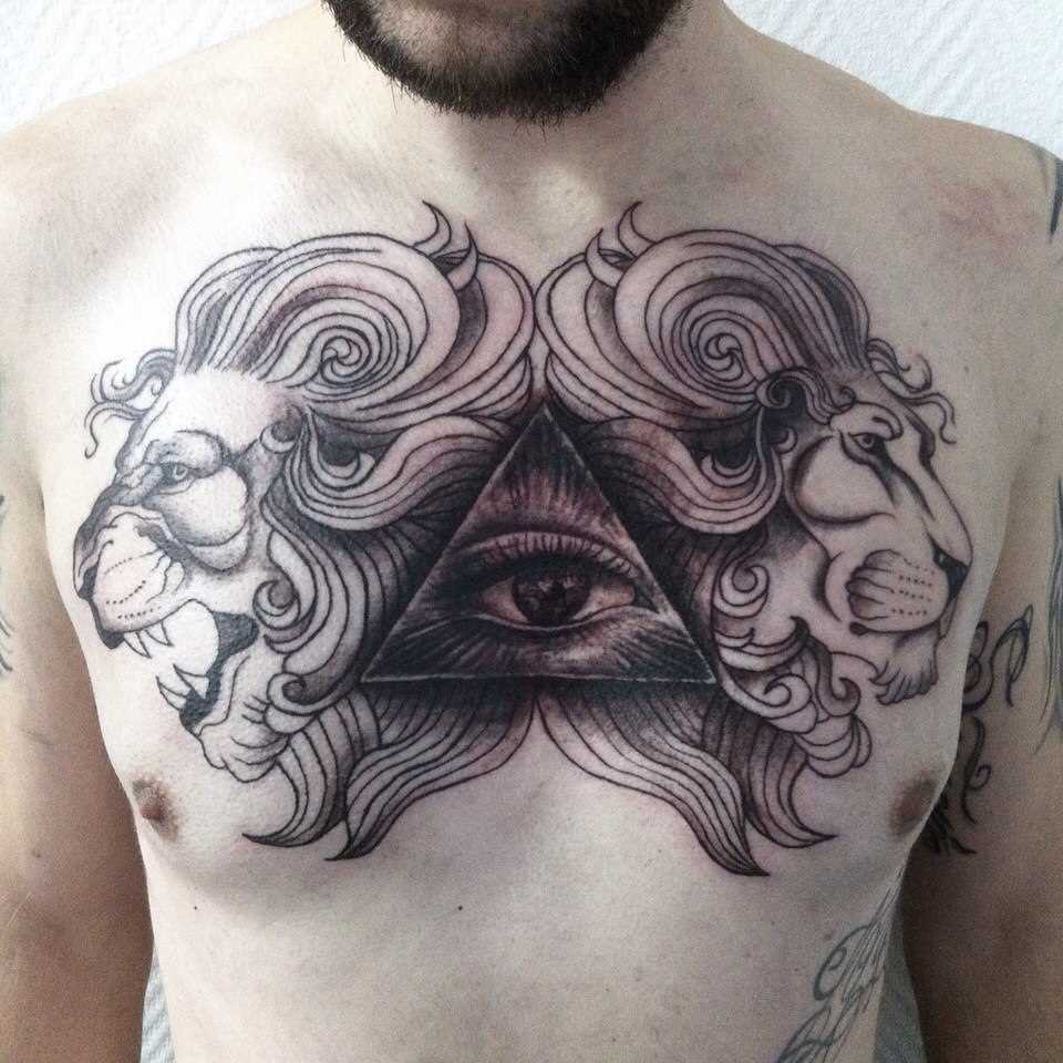 A tatuagem no peito do cara - de olho