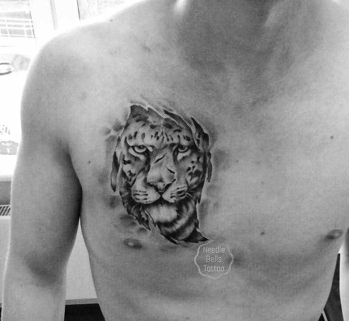 A tatuagem no peito do cara - de- tigre