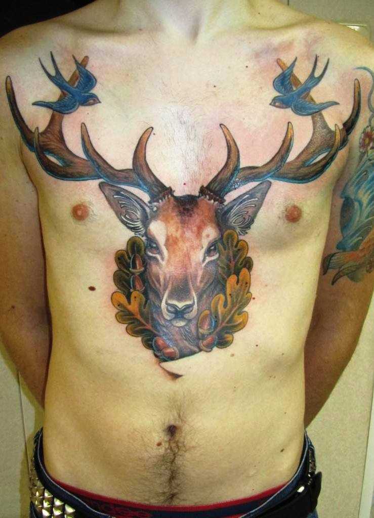A tatuagem no peito do cara - de- veado