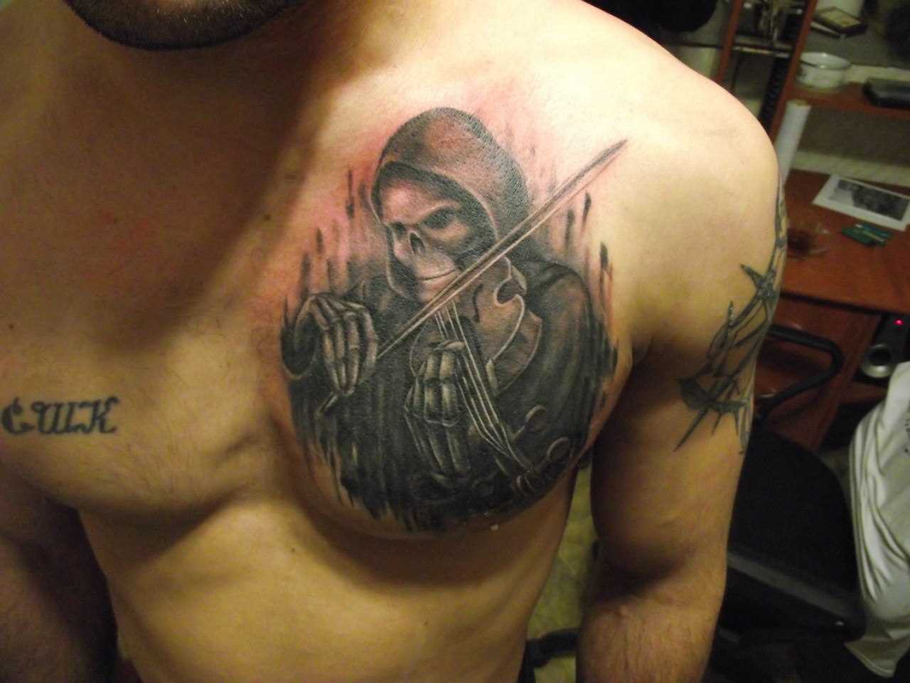 A tatuagem no peito do cara - esqueleto com violino