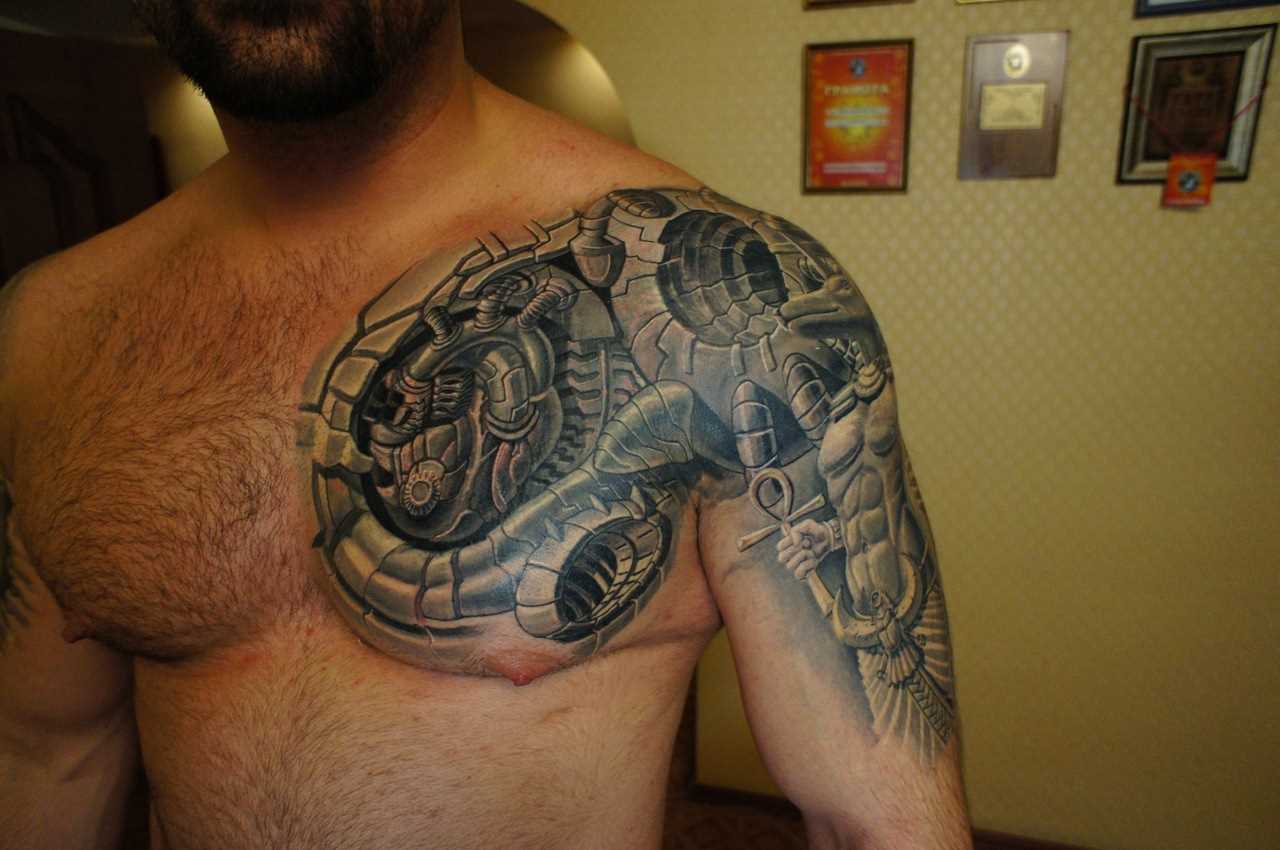 A tatuagem no peito do cara no estilo de biomecânica
