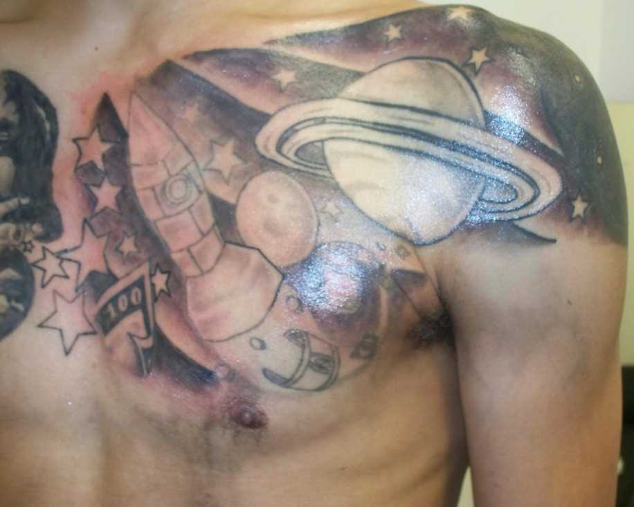 A tatuagem no peito do cara - o espaço